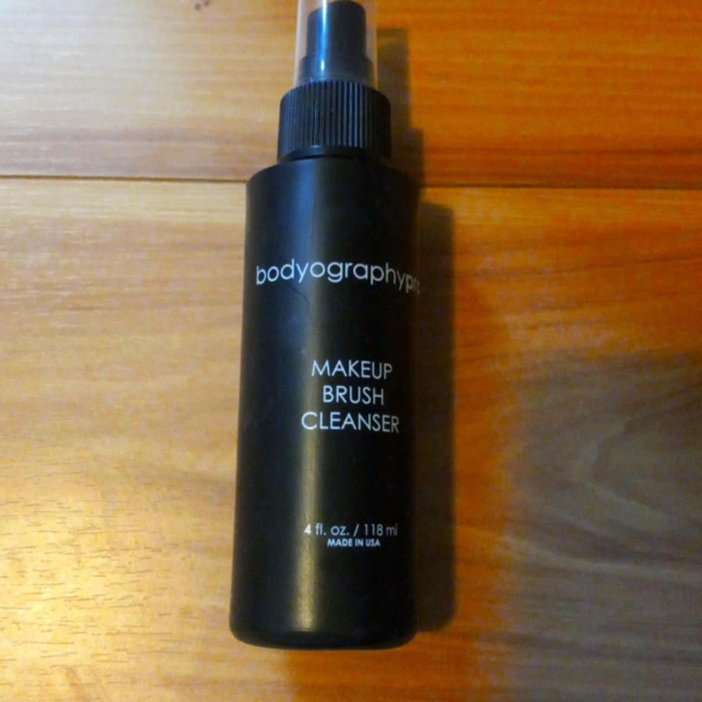 Makeup brush cleaner